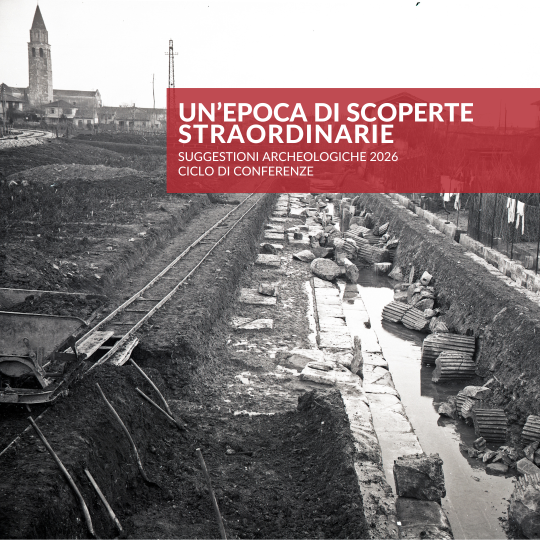 Foto d'archivio in bianco e nero con area di scavo, rocchi di colonne di epoca romana e un carrello per il trasporto della terra rimossa.